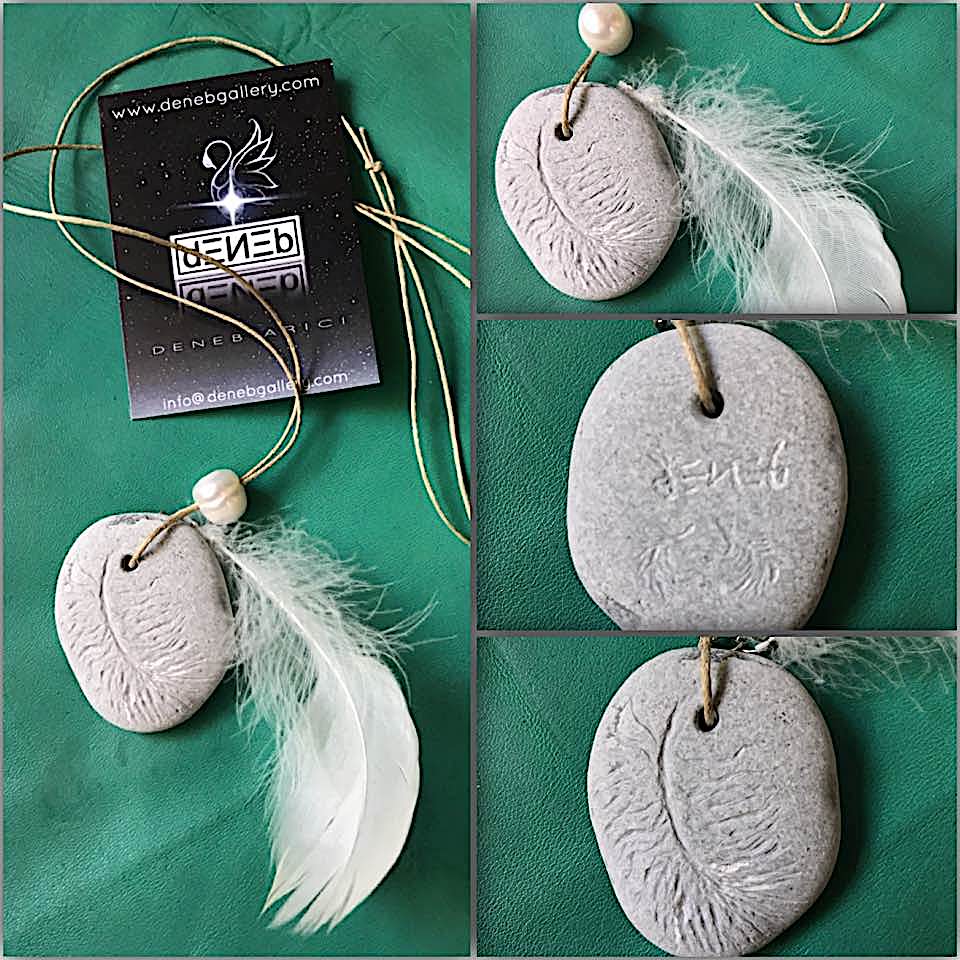 creazioni Deneb☆Essence© ▪ ciondolo in pietra con Piuma scolpita a mano, grande perla coltivata e piuma di cigno